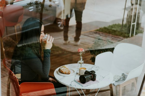 Comment marier des vêtements en dentelle avec des accessoires contemporains?