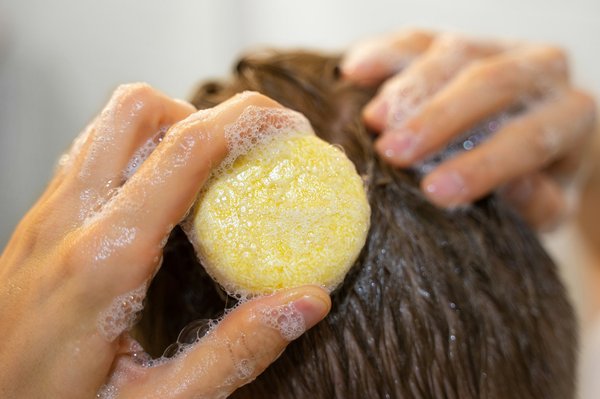 Shampoing solide antipelliculaire : retrouver des cheveux brillants et sains