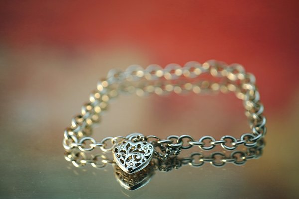 Les bracelets en forme de coeur : élégance et amour réunis